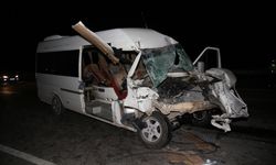 Hatay'da minibüs ile traktörün çarpışması sonucu 14 kişi yaralandı
