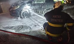 Hatay'da seyir halindeki otomobilde çıkan yangın söndürüldü