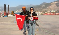 Hatay'da yamaç paraşütüyle atlayan kadın gökyüzünde darbuka çaldı