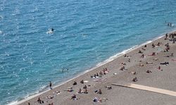 Hava sıcaklığı 28 derece ölçülen Antalya'da sahillerde hareketlilik yaşandı