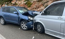 Kaş'ta 2 otomobilin çarpışması sonucu 2 kişi yaralandı