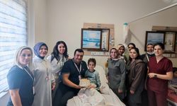 Kozan Devlet Hastanesi'nde tedavi gören çocuğa doğum günü sürprizi