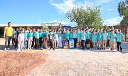 Kumluca'da öğrenciler sokak hayvanları barınağını ziyaret etti