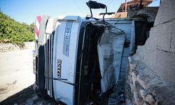 Mersin'de evin deposuna çarpan kamyondaki 2 kişi yaralandı