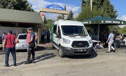 Mersin'de minibüsün şarampole yuvarlandığı kazada ölen 3 kişi defnedildi