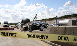 Mersin'de otoyol gişelerindeki bariyere çarpan otomobildeki 2 kişi öldü
