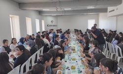 Mersin'de üniversite sınavına hazırlanan öğrencilere döner ikramı
