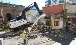 Mersin'in Akdeniz ilçesinde metruk ev kontrollü yıkıldı