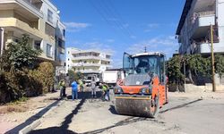 Mersin'in Akdeniz ilçesinde yol ve kaldırım yenileme çalışmaları sürüyor