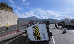 Osmaniye'de devrilen minibüsteki 13 kişi yaralandı