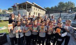 Osmaniye'de öğrenciler tarihi caminin avlusunda kitap okudu