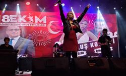 Şarkıcı Zeynep Dizdar Adana'da konser verdi