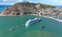 'Seven Seas Voyager' kruvaziyeri Alanya Limanı'na demirledi