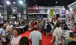 Zülfü Livaneli Antalya Kitap Fuarı'nda okurlarıyla buluştu