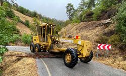 Antalya Büyükşehir Belediyesi ekiplerinden yağmur mesaisi