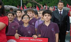 Antalyalılar 29 Ekim coşkusunu sağanak yağmur altında kutladı