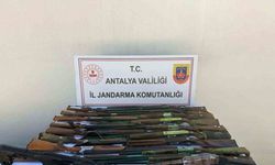 Elmalı’da ruhsatsız 20 silah ele geçirildi