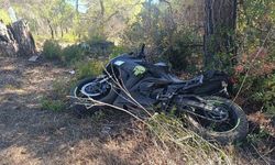 Manavgat’ta virajı alamayan motosikletli ağaca çarptı: 2 yaralı