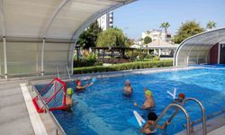 Mersin’de özel bireyler hem yüzme öğreniyor hem sosyalleşiyor