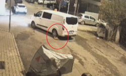 Minibüs sürücüsünün ezdiği kediye aldırış etmeden yoluna devam ettiği anlar kamerada
