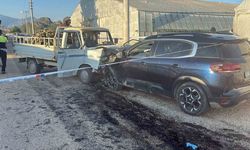 Serik’te otomobil ile kamyonet çarpıştı: 3 yaralı