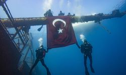 İzmir'de Deniz Polisleri Su Altında Türk Bayrağı Açtı