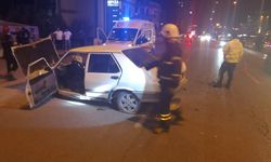 Freni Tutmayan Otomobil Refüje Çarptı: 5 Kişi Yaralandı