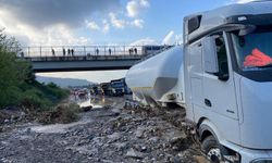 Hatay'da sağanak sele yol açtı: Caddeler göle döndü, otoyol kapandı