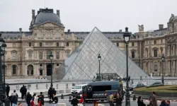 Louvre Müzesi'ndeki yedi dakika süren soygunda 'paha biçilemez' mücevherler çalındı