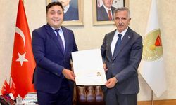 Vali Ünlüer’den İl Göç İdaresi Müdürü Sarı’ya Başarı Belgesi