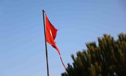 Yırtılan Türk bayrağı değiştirileceği günü bekliyor