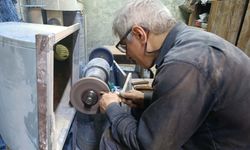 75 Yaşındaki Usta, Baba Mesleğini Sürdürüyor, El İşçiliği Koç Boynuzu Bıçak Üretiyor