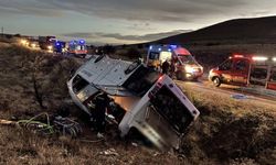 Afyonkarahisar'da yolcu otobüsü devrildi: 2 ölü, 21 yaralı