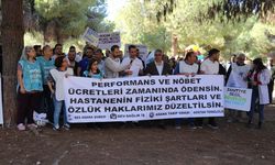 Adana'da bazı asistan hekimler eylem yaptı