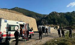 Adana'da devrilen kamyonun sürücüsü yaralandı