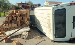 Adana'da devrilen minibüsün sürücüsü yaralandı