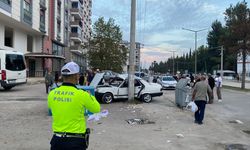 Adana'da elektrik direğine çarpan otomobildeki 3 kişi yaralandı