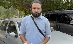 Adana'da otomobilin çarptığı motosikletlinin yaralandığı kaza güvenlik kamerasında