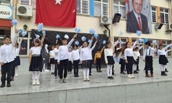 Ahmet Yesevi İlkokulu'nda öğrencilerden öğretmenlere özel gösteri