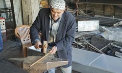 Ali usta 57 yıldır dükkanında yankılanan çekiç sesleri arasında mesleğini yaşatıyor