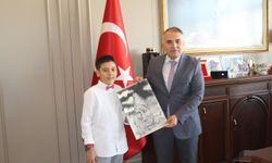 Anamur Kaymakamı Kemal Duru resim yarışmasında dereceye giren öğrenciyi ağırladı