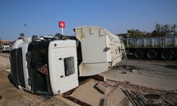 Antakya'da tırla çarpışan yol temizleme aracı devrildi