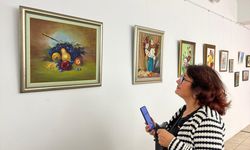 Antalya'da emekli öğretmen Nadire Akarsu'nun resim sergisi açıldı