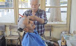 Antalya'da gençliğinde eline aldığı berber makasını 57 yıldır bırakmıyor