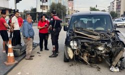 Antalya'da otomobil ile hafif ticari aracın çarpışması sonucu 1 kişi yaralandı