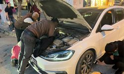 Antalya'da otomobilin motor kaputuna giren kedi yavrusu kurtarıldı