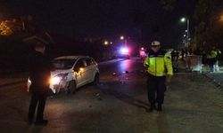 Antalya'da otomobille çarpışan motosikletteki 2 kişi yaralandı