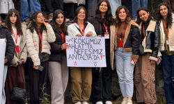 Antalya'dan Bitlis'e götürülen öğrenciler, Ahlat'ta Selçuklu mezarlığını ve eserleri inceledi