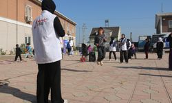 Bolu'dan Hatay'a giden üniversite öğrencileri çocuklarla oyun oynadı