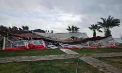 Bozyazı ilçesinde şiddetli rüzgar çatıları uçurdu